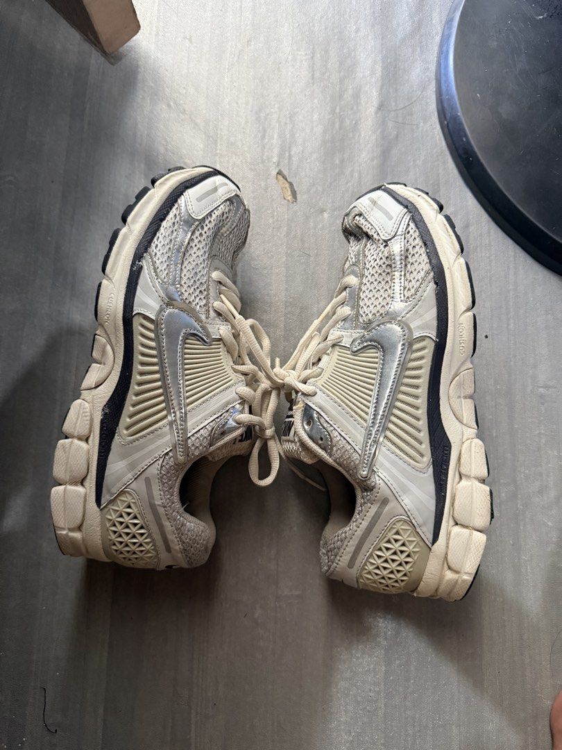 Nike Zoom Vomero 5 (Category: Sneakers) located in Cagayan de Oro. Submitted by twice.but.nice.blackmarket (Listing ID 1470792554, Image 2). Description: Excellent condition Size 9 Honest issue may konting tas2 lang pero di naman masyadong halata tignan nyu nalang sa last 2 photos na inapload ko.