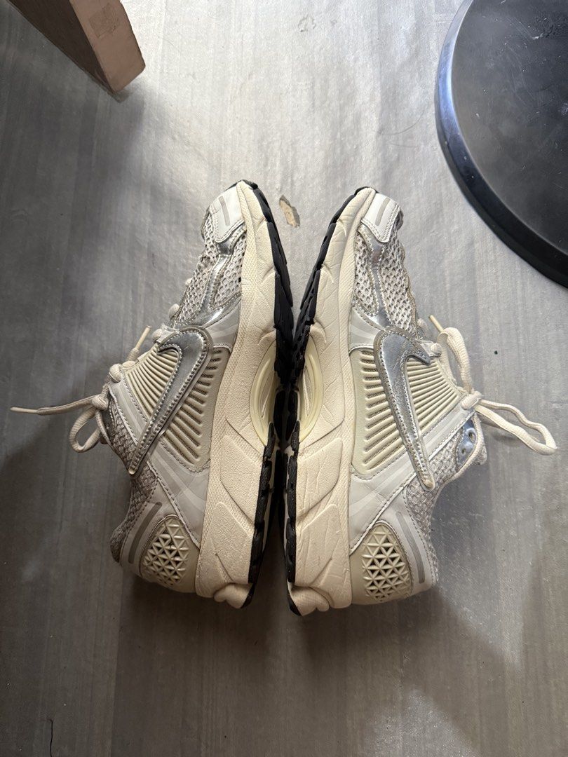 Nike Zoom Vomero 5 (Category: Sneakers) located in Cagayan de Oro. Submitted by twice.but.nice.blackmarket (Listing ID 1470792554, Image 3). Description: Excellent condition Size 9 Honest issue may konting tas2 lang pero di naman masyadong halata tignan nyu nalang sa last 2 photos na inapload ko.