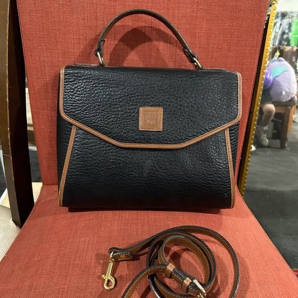 NINA RICCI SLING BAG (Category: Shoulder Bags) located in Caloocan City. Submitted by j3ngsanity (Listing ID 1470876889, Image 1). Description: ISSUE : MIN LEATHER SCRATCH / NEED CLEANING .