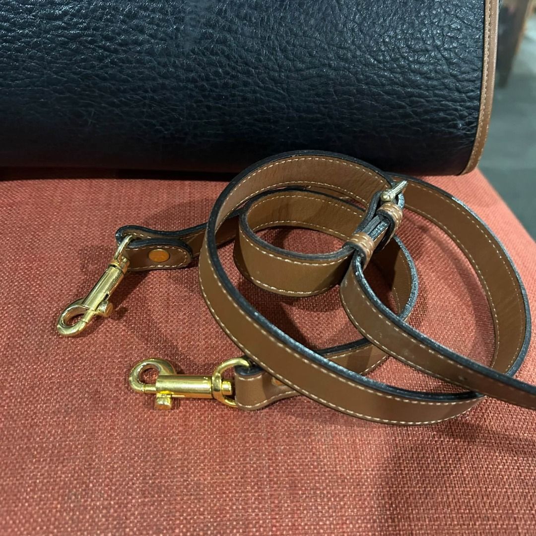 NINA RICCI SLING BAG (Category: Shoulder Bags) located in Caloocan City. Submitted by j3ngsanity (Listing ID 1470876889, Image 2). Description: ISSUE : MIN LEATHER SCRATCH / NEED CLEANING .