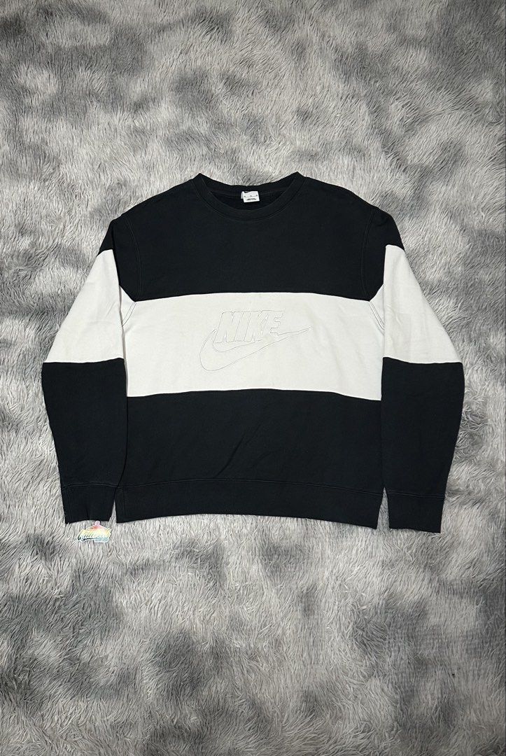 N*ke two-tone crewneck (Category: Coats, Jackets and Outerwear) located in Manila. Submitted by paulovenegaskalakal2020 (Listing ID 1470762883, Image 1). Description: For sale! Kalakal N*ke two-tone crewneck Embroidered big logo XLarge- 24 width x 28 length inches Sleeves- 27 inches Minimal stains & dirt Color rate- 8.9/10 Sign of usage Good MINE 1,480 +sf.