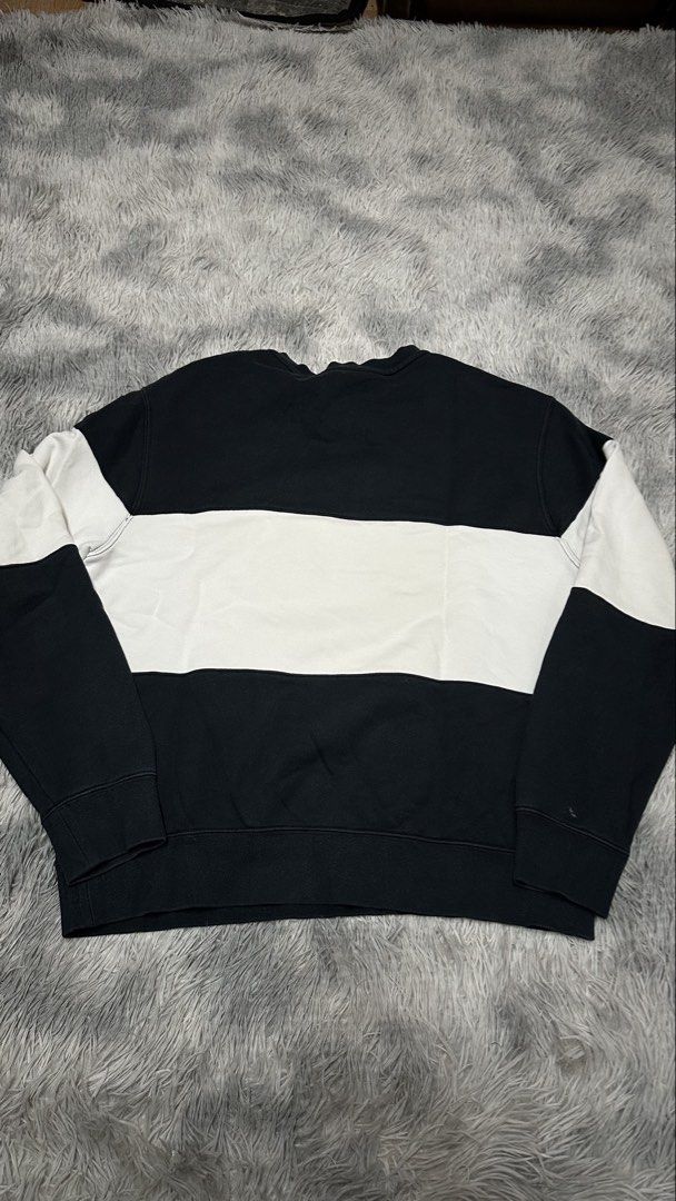 N*ke two-tone crewneck (Category: Coats, Jackets and Outerwear) located in Manila. Submitted by paulovenegaskalakal2020 (Listing ID 1470762883, Image 3). Description: For sale! Kalakal N*ke two-tone crewneck Embroidered big logo XLarge- 24 width x 28 length inches Sleeves- 27 inches Minimal stains & dirt Color rate- 8.9/10 Sign of usage Good MINE 1,480 +sf.