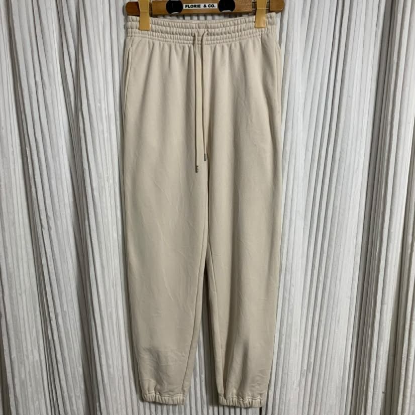 NP272-UNIQLO WOMEN'S SWEAT PANTS (Category: Other Bottoms) located in Bauang. Submitted by summercollectionfc (Listing ID 1470822607, Image 1). Description: ❗️𝘼𝙡𝙡 𝙙𝙚𝙩𝙖𝙞𝙡𝙨 𝙥𝙤𝙨𝙩𝙚𝙙❗️ ✨𝗨𝗡𝗜𝗤𝗟𝗢 𝗪𝗢𝗠𝗘𝗡'𝗦 𝗦𝗪𝗘𝗔𝗧 𝗣𝗔𝗡𝗧𝗦✨ ᴄᴏᴅᴇ: ɴᴘ-272 𝐏𝐫𝐢𝐜𝐞: 𝟑𝟖𝟖 + 𝐒𝐅 𝐨𝐧𝐥𝐲 ▪️ MEDIUM ▪️ Good as New ▪️ No issues ▪️ W 26-30" x L 38" ▪️ OFF WHITE 📍Location: LA UNION (New updated location) 📩DM for faster transaction 𝙿𝙰𝚈𝙼𝙴𝙽