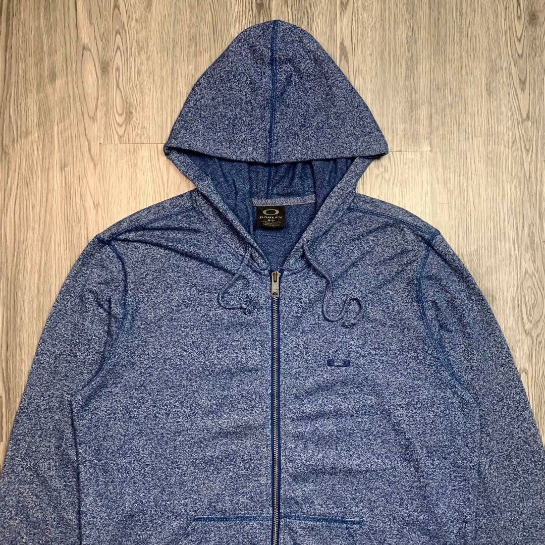 OAKLEY (Category: Coats, Jackets and Outerwear) located in Carmen. Submitted by luxurious_1 (Listing ID 1470805377, Image 3). Description: OAKLEY SZ SMALL LENGTH 21 WIDTH 27 EXCELLENT CONDITION NO ISSUE.