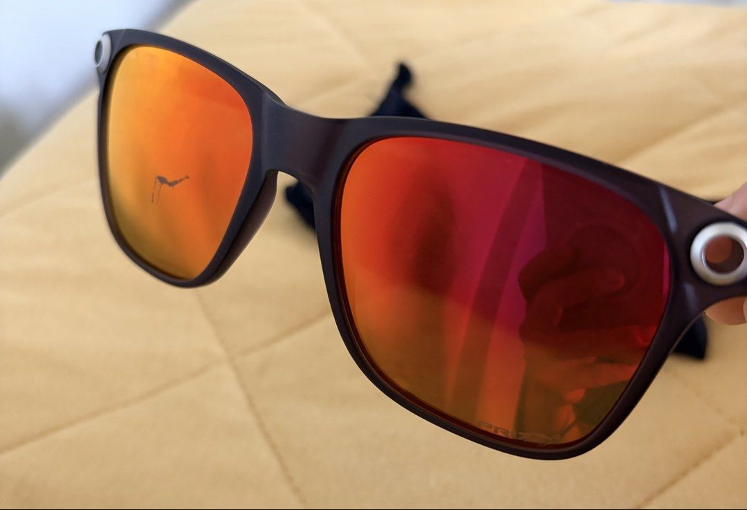 Oakley Apparition Sunglasses (Category: Sunglasses & Eyewear) located in Bulacan. Submitted by farfinfab (Listing ID 1470772173, Image 3). Description: Authentic Oakley Apparition Personal preloved Has flaws sa isang lens .