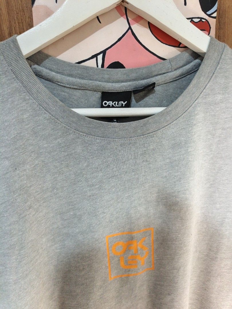 Oakley Center Logo with BigScript at the back (Category: Tshirts & Polo Shirts ) located in Nasipit. Submitted by zaynzdrip (Listing ID 1470773154, Image 3). Description: -Good as new -Hard Tag Made in El Salvador -Large - XL -24 width by 29 length -📩.