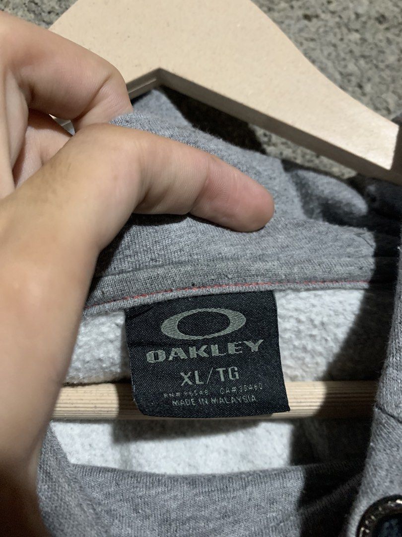 Oakley Hoodie (Category: Hoodies) located in Bacolod City. Submitted by d_archives (Listing ID 1470890465, Image 3). Description: Oakley Hoodie 24 Width 30 Length Large-Xlarge Excellent 9.8/10 Color No Issue.