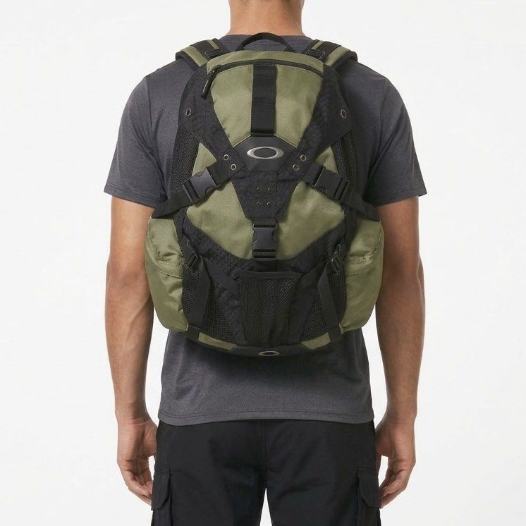 OAKLEY Vintage Icon Backpack (Category: Backpacks) located in Bauang. Submitted by thriftypockets92 (Listing ID 1470928763, Image 2). Description: with rust ang hardware needs wash/cleaning.