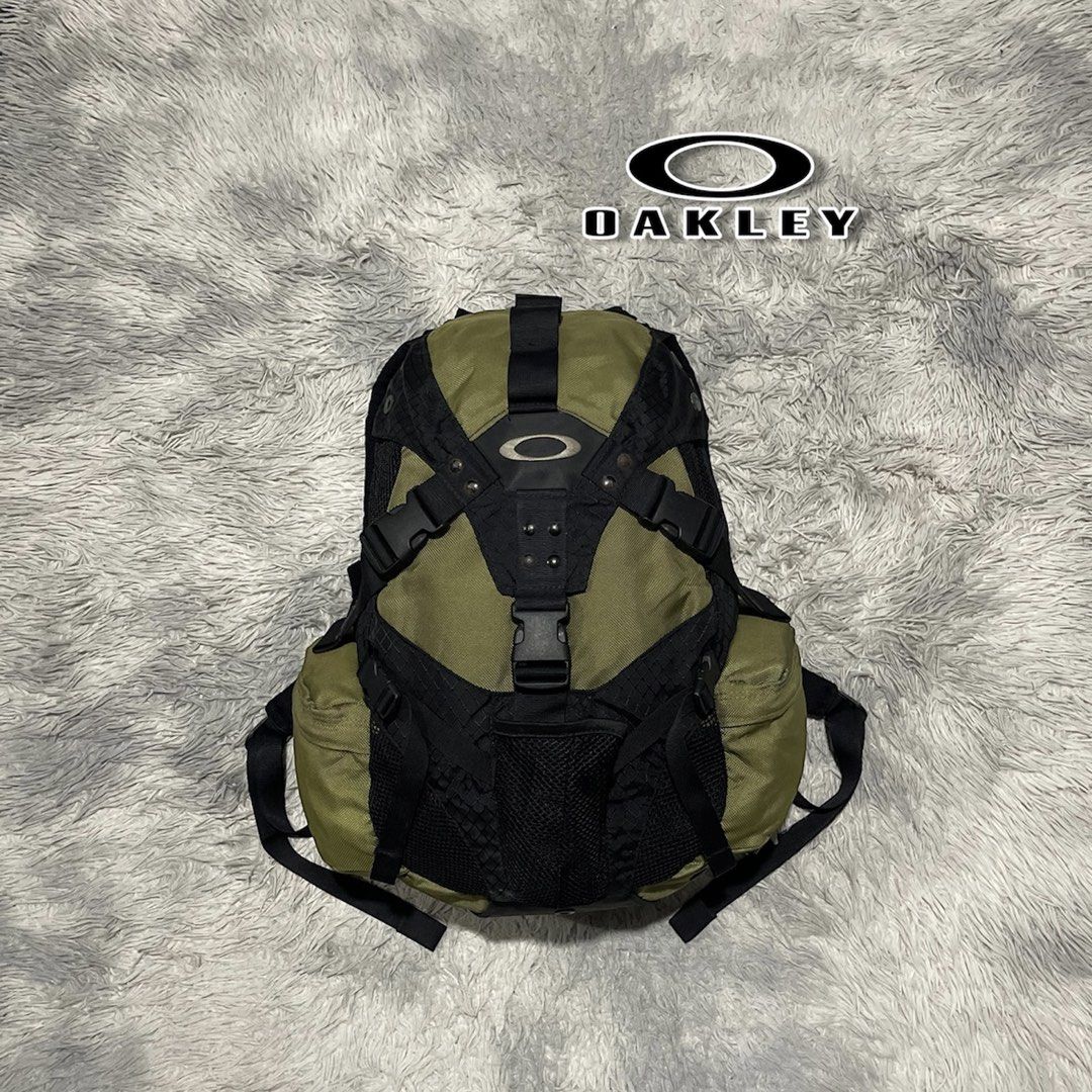 OAKLEY Vintage Icon Backpack (Category: Backpacks) located in Bauang. Submitted by thriftypockets92 (Listing ID 1470928763, Image 1). Description: with rust ang hardware needs wash/cleaning.