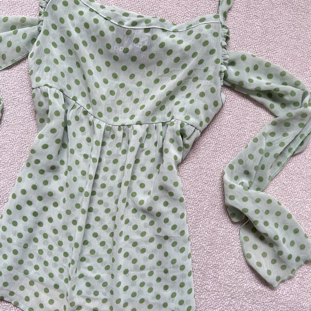 odf green polkadot flowy cami top (Category: Sleeveless) located in Limay. Submitted by budolfindsrawrawr (Listing ID 1470753578, Image 3). Description: odf green polkadot flowy cami top - m on tag l23.5 b39 - ties at the bust - in excellent condition .