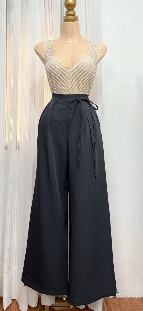 Office wideleg trouser in dark gray (Category: Other Bottoms) located in Bulacan. Submitted by marifau (Listing ID 1470749711, Image 1). Description: Office wideleg trouser in dark gray Size: 28-29 Length: 41 .