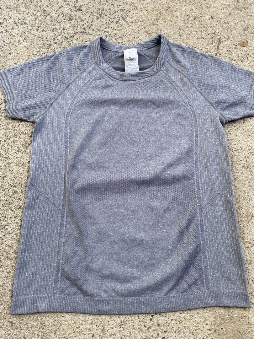 Old Navy Fluid Seamless Fitted T-Shirt (Category: Activewear) located in Bayombong. Submitted by fliptique (Listing ID 1470759042, Image 2). Description: Old Navy Fluid Seamless Fitted T-Shirt Excellent Condition Size on Tag : Small Dimes : 16”x22” Shoulder To Shoulder : 13.5” Sleeve Length : 5.5” Hem : 16.5” Color Rate : 10 Issue : ❌❌❌ ₱400 + sf .