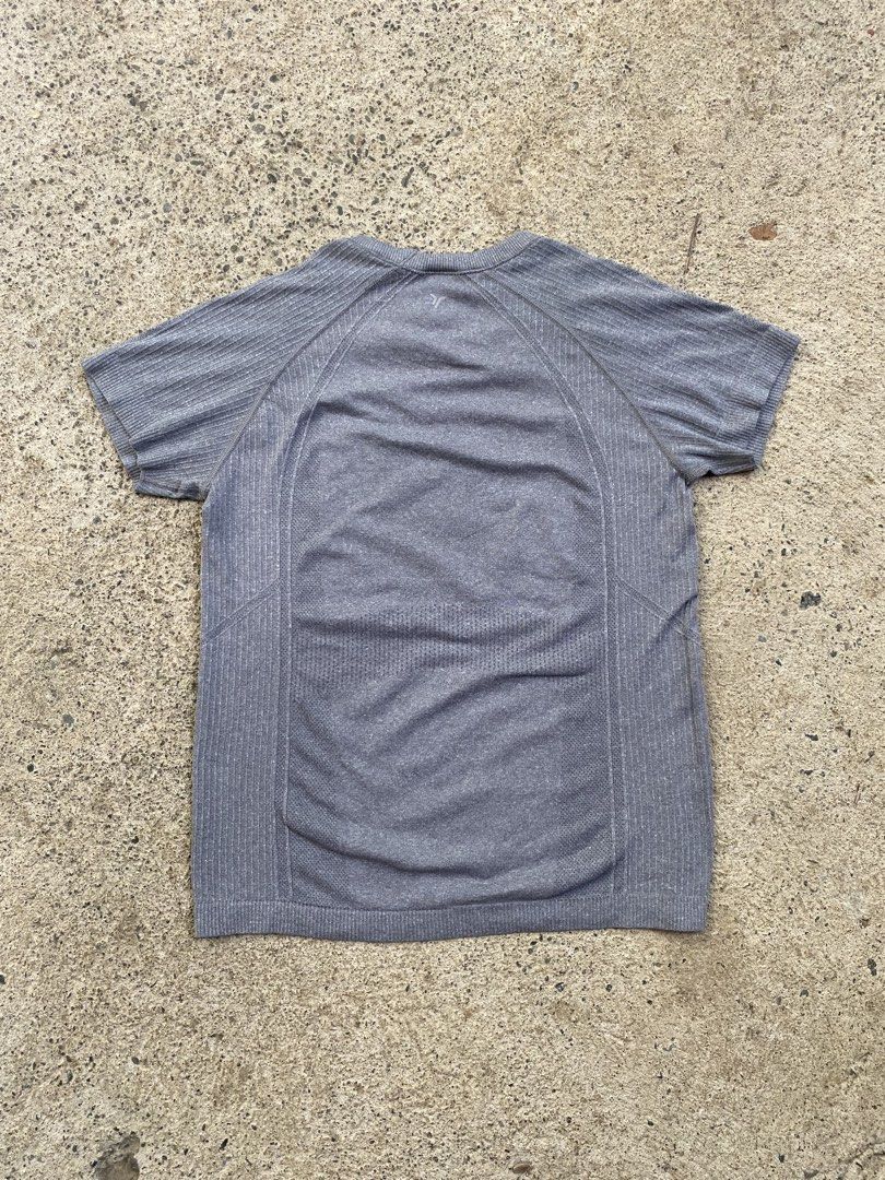 Old Navy Fluid Seamless Fitted T-Shirt (Category: Activewear) located in Bayombong. Submitted by fliptique (Listing ID 1470759042, Image 3). Description: Old Navy Fluid Seamless Fitted T-Shirt Excellent Condition Size on Tag : Small Dimes : 16”x22” Shoulder To Shoulder : 13.5” Sleeve Length : 5.5” Hem : 16.5” Color Rate : 10 Issue : ❌❌❌ ₱400 + sf .
