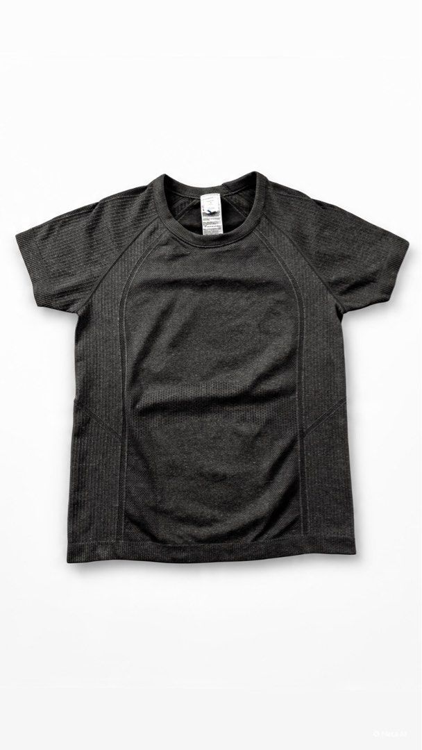 Old Navy Fluid Seamless Fitted T-Shirt (Category: Activewear) located in Bayombong. Submitted by fliptique (Listing ID 1470759042, Image 1). Description: Old Navy Fluid Seamless Fitted T-Shirt Excellent Condition Size on Tag : Small Dimes : 16”x22” Shoulder To Shoulder : 13.5” Sleeve Length : 5.5” Hem : 16.5” Color Rate : 10 Issue : ❌❌❌ ₱400 + sf .