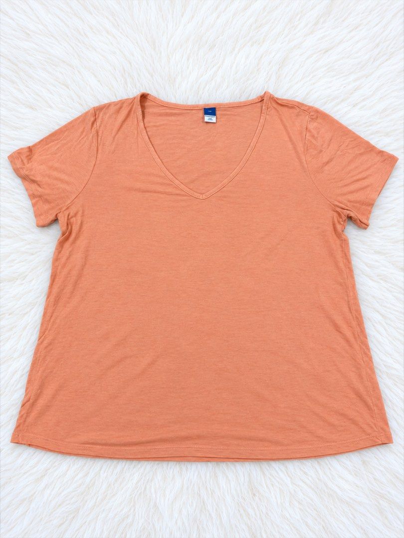 Old Navy Tops (Category: Blouses) located in San Fernando. Submitted by maindaysanik2x (Listing ID 1470845348, Image 1). Description: Medium.