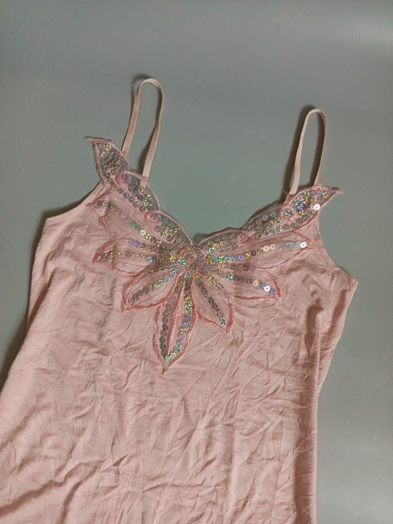 Olive Hunter Bead/Sequin Y2K Camisole Tank Top (Category: Sleeveless) located in Surallah. Submitted by miggyboiy (Listing ID 1470929202, Image 2). Description: Y2K-style baby pink camisole tank top featuring iridescent sequin and bead embellishments Dimensions: 14 width x 23.5 length Small (regular fit) Medium (fitted style) No issues Location: Surallah, South Cotabato, Mindanao, 9512 📌.