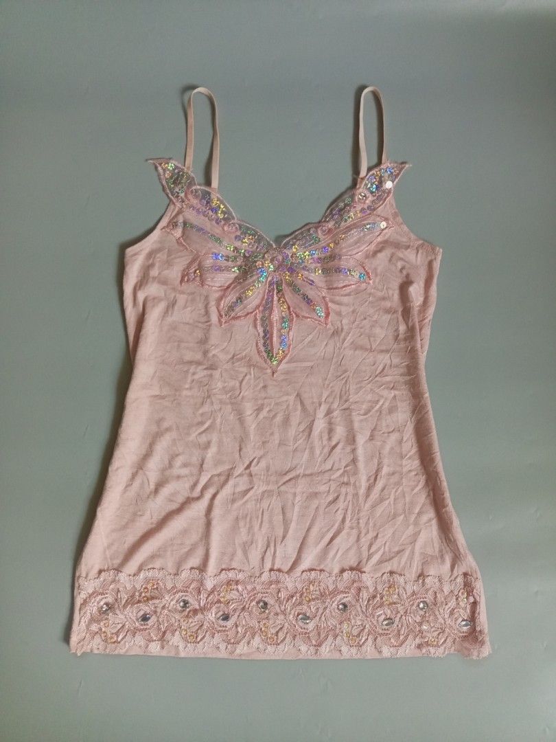 Olive Hunter Bead/Sequin Y2K Camisole Tank Top (Category: Sleeveless) located in Surallah. Submitted by miggyboiy (Listing ID 1470929202, Image 1). Description: Y2K-style baby pink camisole tank top featuring iridescent sequin and bead embellishments Dimensions: 14 width x 23.5 length Small (regular fit) Medium (fitted style) No issues Location: Surallah, South Cotabato, Mindanao, 9512 📌.