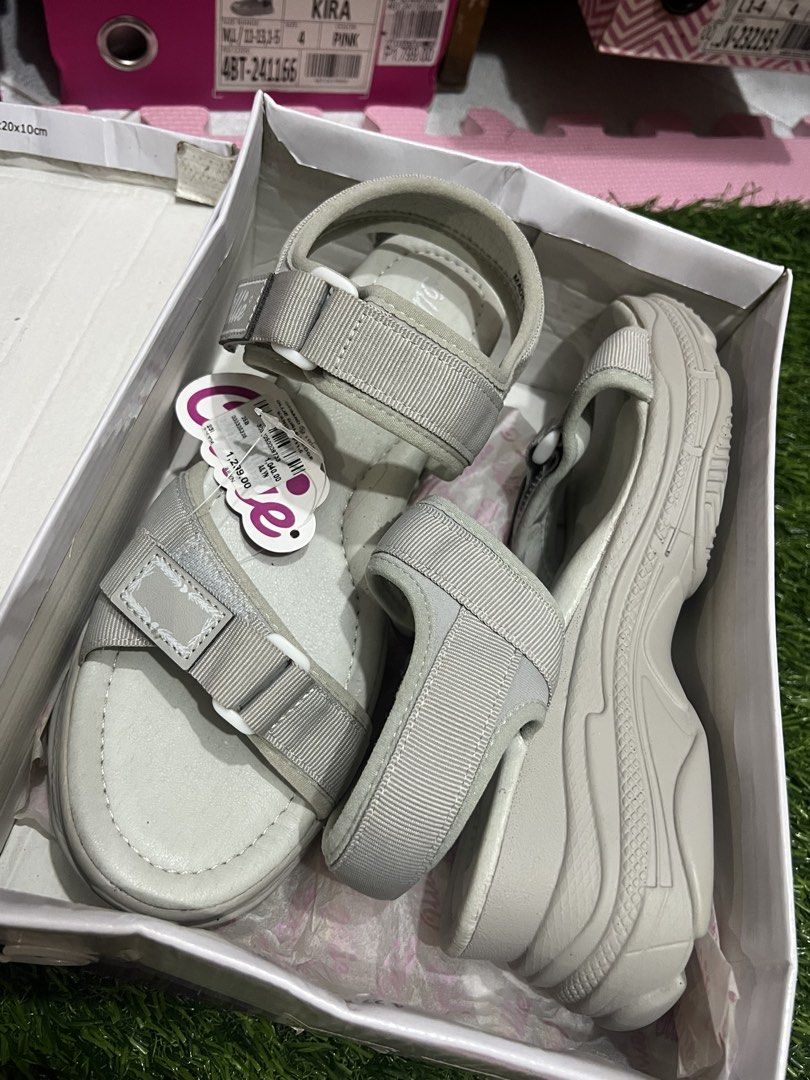 Ollie Wedge Sandal (Category: Wedges) located in Antipolo. Submitted by wearyourbrand.ph (Listing ID 1470814749, Image 1). Description: Brandnew Size 4 /35 .