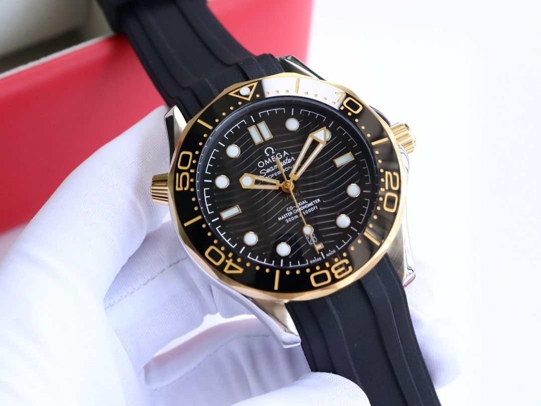 OMEGA Seamaster Diver 300M Master Co-Axial (Category: Luxury Watches) located in Muntinlupa City. Submitted by freewolf-1da5b2 (Listing ID 1470833912, Image 2). Description: [Comes with complete packaging] -Haima series 300 meter diving watch The case is made of 316L stainless steel and is equipped with a ceramic one-way rotating timing ring. Surface diameter 42mm The ring mouth is matched with imported ceramic rings Super LumiNova luminous coati