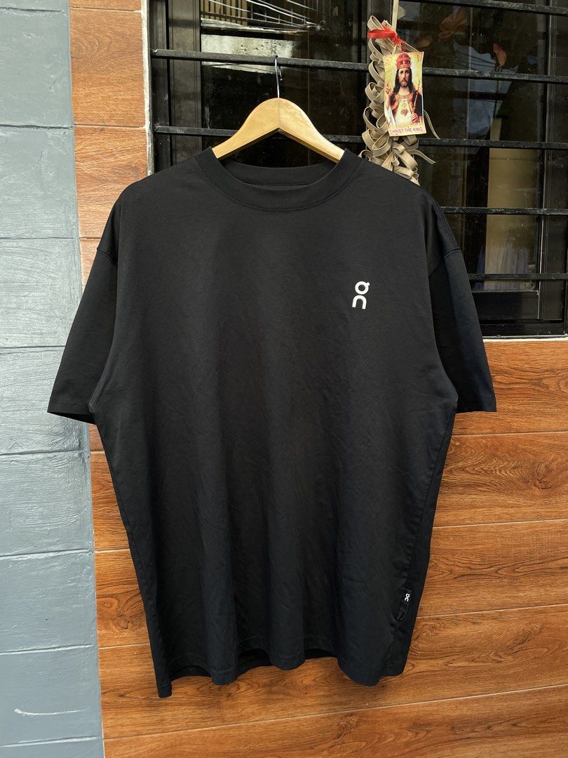 on cloud (Category: Activewear) located in Las Pinas. Submitted by mnl.streetwear.ph (Listing ID 1470757242, Image 1). Description: • On cloud size xxl 24/29 dimes 9/10 condition due to lightning.