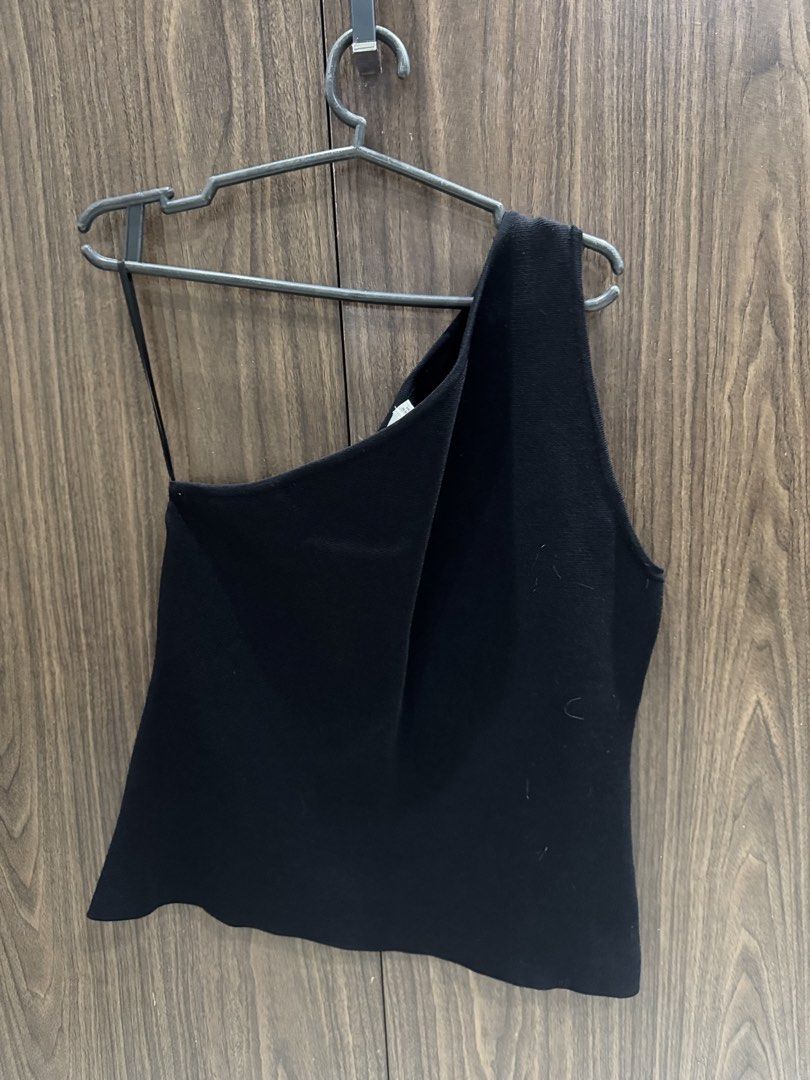 One sided black top (Category: Sleeveless) located in Pasig City. Submitted by kodak.blue (Listing ID 1470791919, Image 1). Description: .