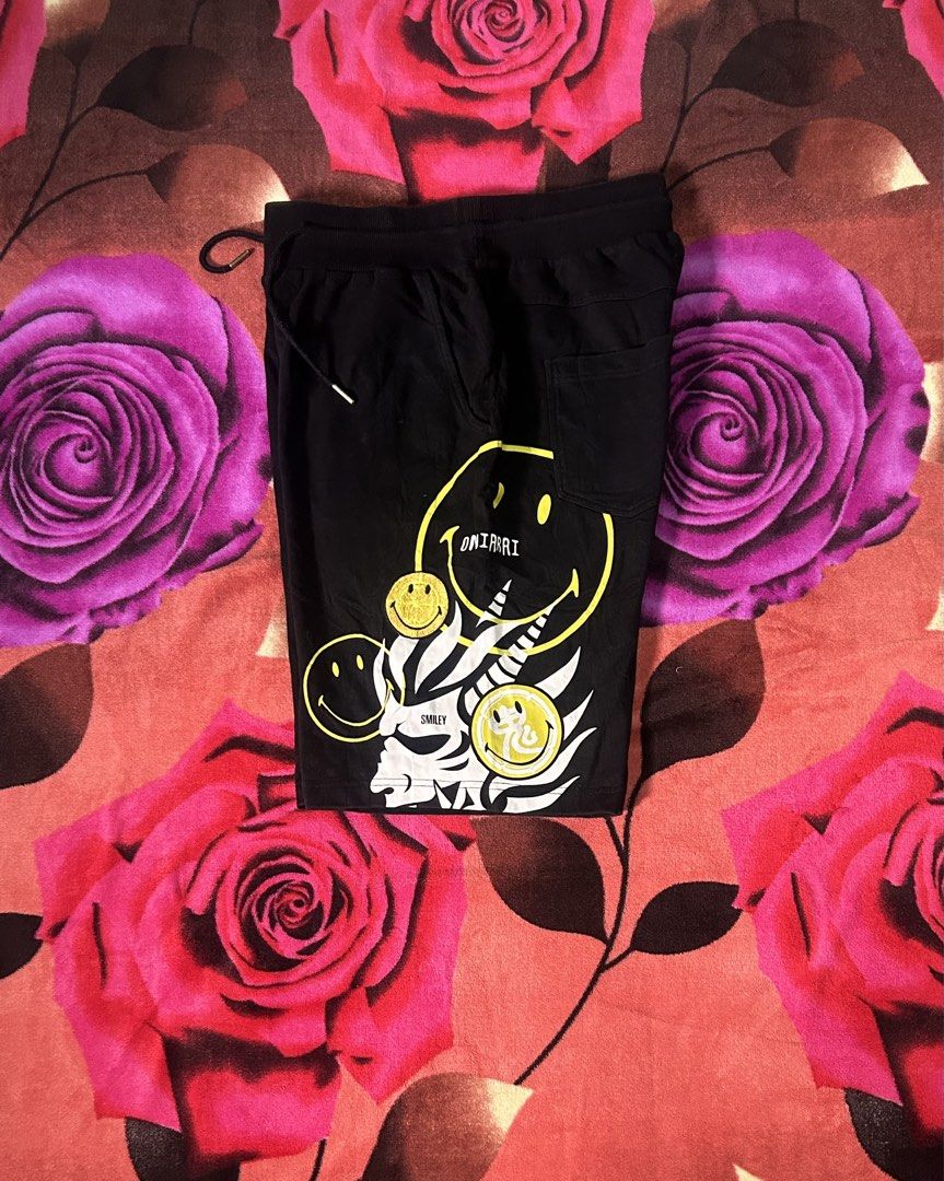 ONIRRAI x SMILEY COLLAB BLACK SHORT (Category: Shorts) located in Dasmarinas. Submitted by dnnr3rdyyyyy (Listing ID 1470797183, Image 3). Description: Size Large on tags 32 - 34 Waist 23 Length of Short Garterized W/ Tie No Major Issues Good as new condition 9.5/10 color rate of black Authentic/Legit 2 Pocket in a back Embroidery Design .