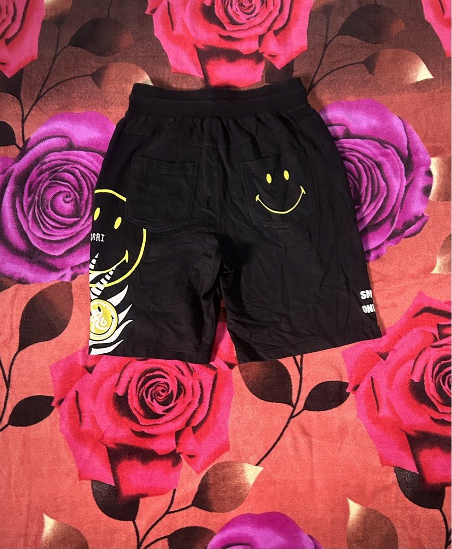 ONIRRAI x SMILEY COLLAB BLACK SHORT (Category: Shorts) located in Dasmarinas. Submitted by dnnr3rdyyyyy (Listing ID 1470797183, Image 2). Description: Size Large on tags 32 - 34 Waist 23 Length of Short Garterized W/ Tie No Major Issues Good as new condition 9.5/10 color rate of black Authentic/Legit 2 Pocket in a back Embroidery Design .