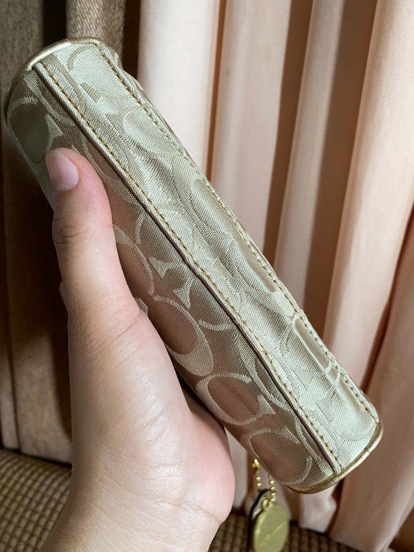 Orig coach pouch (Category: Luxury Bags & Wallets) located in Tagum. Submitted by luxbagelyas (Listing ID 1470804707, Image 3). Description: super ganda neto malinis loob at labas ganda nf kulay paramg green na maypag ka cream iwan hehe.