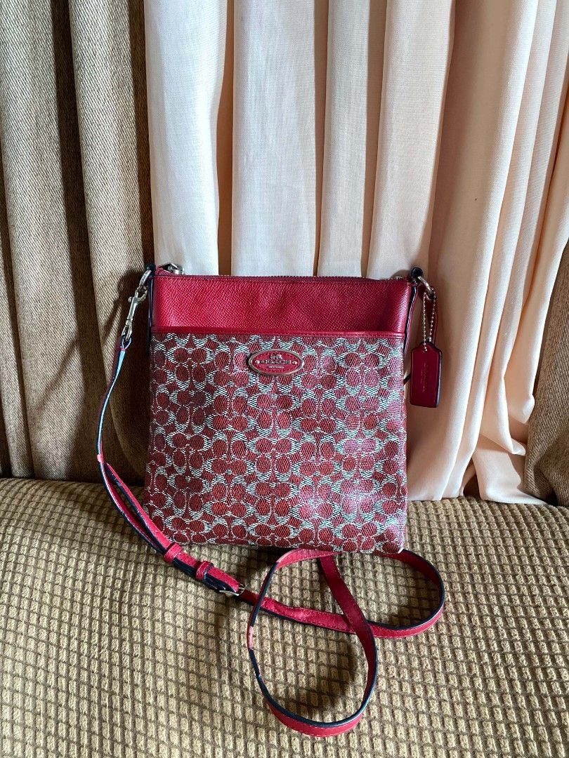 Orig coach small sling (Category: Luxury Bags & Wallets) located in Tagum. Submitted by luxbagelyas (Listing ID 1470804333, Image 1). Description: good condition issue rubber coating super tibay pa namn sign of use sa corners may kunting faded malinis loob at labas.