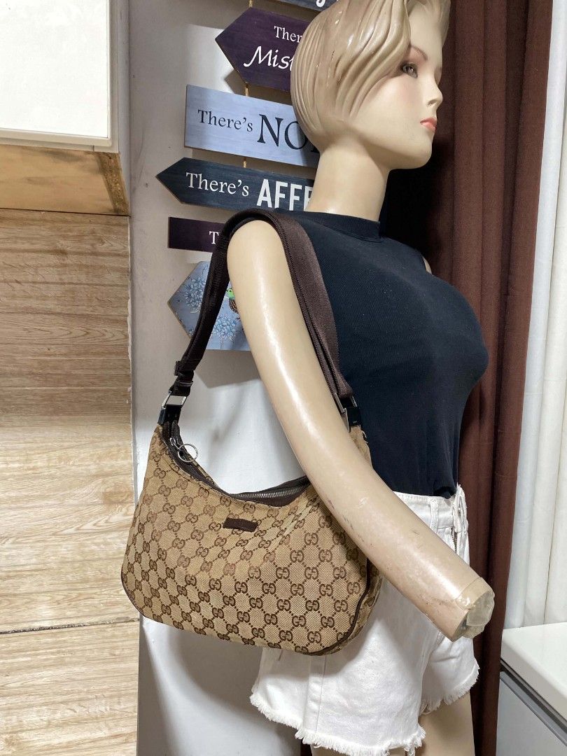 Orig gucci (Category: Luxury Bags & Wallets) located in Tagum. Submitted by luxbagelyas (Listing ID 1470869296, Image 1). Description: may issue na po ,dirt or stain ,rubs,may tinahi din wala na zip puller pero super tibay pa talaga bawal lang sa maselan kasi may mga issue na pero guaranteed orig po.