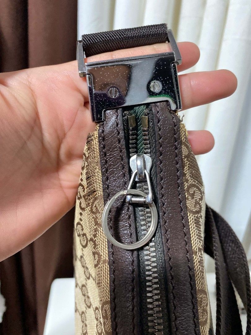 Orig gucci (Category: Luxury Bags & Wallets) located in Tagum. Submitted by luxbagelyas (Listing ID 1470869296, Image 2). Description: may issue na po ,dirt or stain ,rubs,may tinahi din wala na zip puller pero super tibay pa talaga bawal lang sa maselan kasi may mga issue na pero guaranteed orig po.