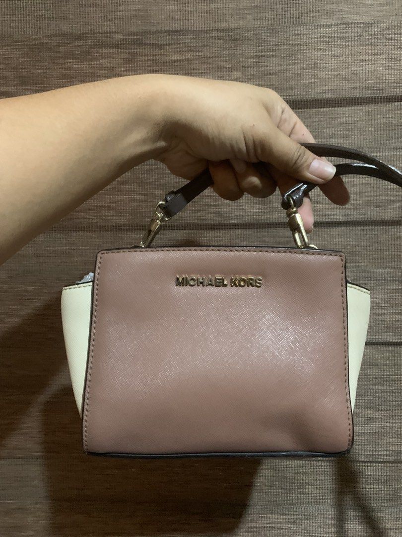Orig Michael Kors Mini Sling Bag (Category: Cross-body Bags) located in Aliaga. Submitted by ukaybags2428 (Listing ID 1470831482, Image 1). Description: May issue s ilalim Mini kasya promax.