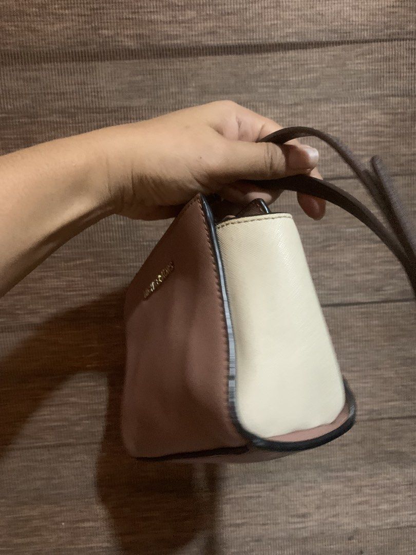 Orig Michael Kors Mini Sling Bag (Category: Cross-body Bags) located in Aliaga. Submitted by ukaybags2428 (Listing ID 1470831482, Image 3). Description: May issue s ilalim Mini kasya promax.