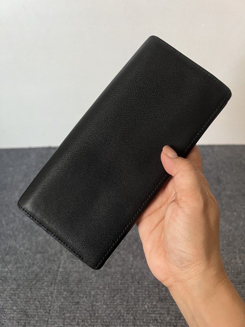 ORIG PAUL SMITH (Category: Luxury Bags & Wallets) located in Cavite. Submitted by _jennprelovedselections_ (Listing ID 1470818927, Image 2). Description: Genuine leather goods na goods! Mine Now Pay Today! Free SF!😍 Mode of Payment: GCASH x Security Bank transfer only! REMINDER PRELOVED PO BAWAL SA MASELAN PLSSS!☺️ EXPECT SIGN OF USAGE DAHIL PRELOVED PO! POSTED DETAILED PICS NO ASKING MORE PICTURES..
