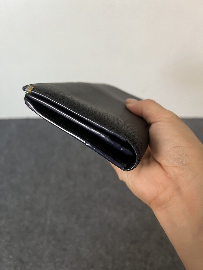 ORIG PAUL SMITH (Category: Luxury Bags & Wallets) located in Cavite. Submitted by _jennprelovedselections_ (Listing ID 1470818927, Image 3). Description: Genuine leather goods na goods! Mine Now Pay Today! Free SF!😍 Mode of Payment: GCASH x Security Bank transfer only! REMINDER PRELOVED PO BAWAL SA MASELAN PLSSS!☺️ EXPECT SIGN OF USAGE DAHIL PRELOVED PO! POSTED DETAILED PICS NO ASKING MORE PICTURES..