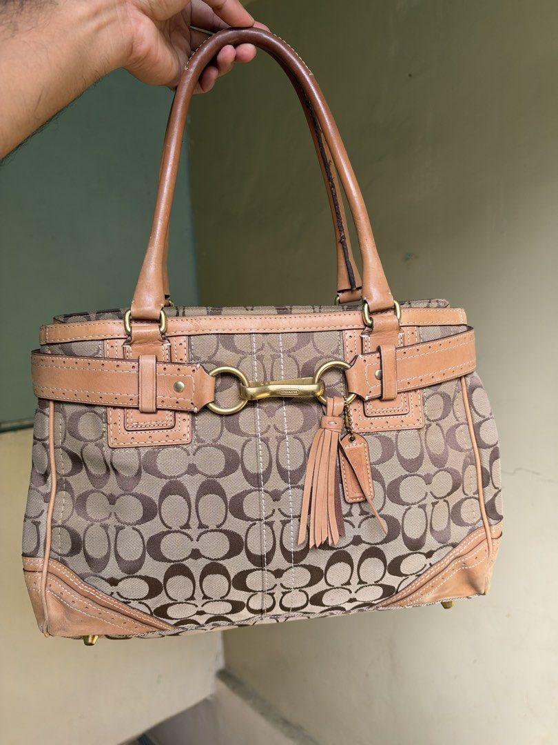 Orig vintage coach shoulder med size (Category: Shoulder Bags) located in Cagayan de Oro. Submitted by negosyantesibengineer (Listing ID 1470799138, Image 1). Description: .