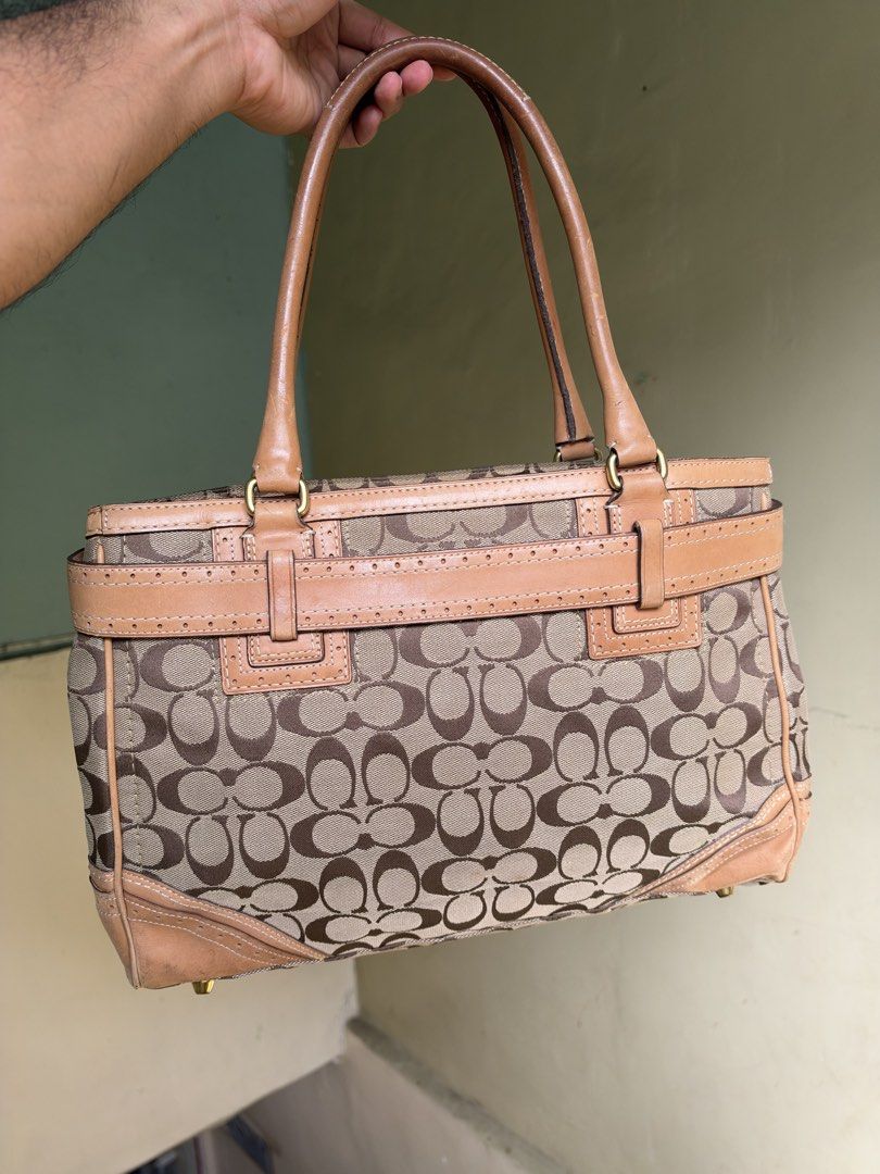 Orig vintage coach shoulder med size (Category: Shoulder Bags) located in Cagayan de Oro. Submitted by negosyantesibengineer (Listing ID 1470799138, Image 2). Description: .