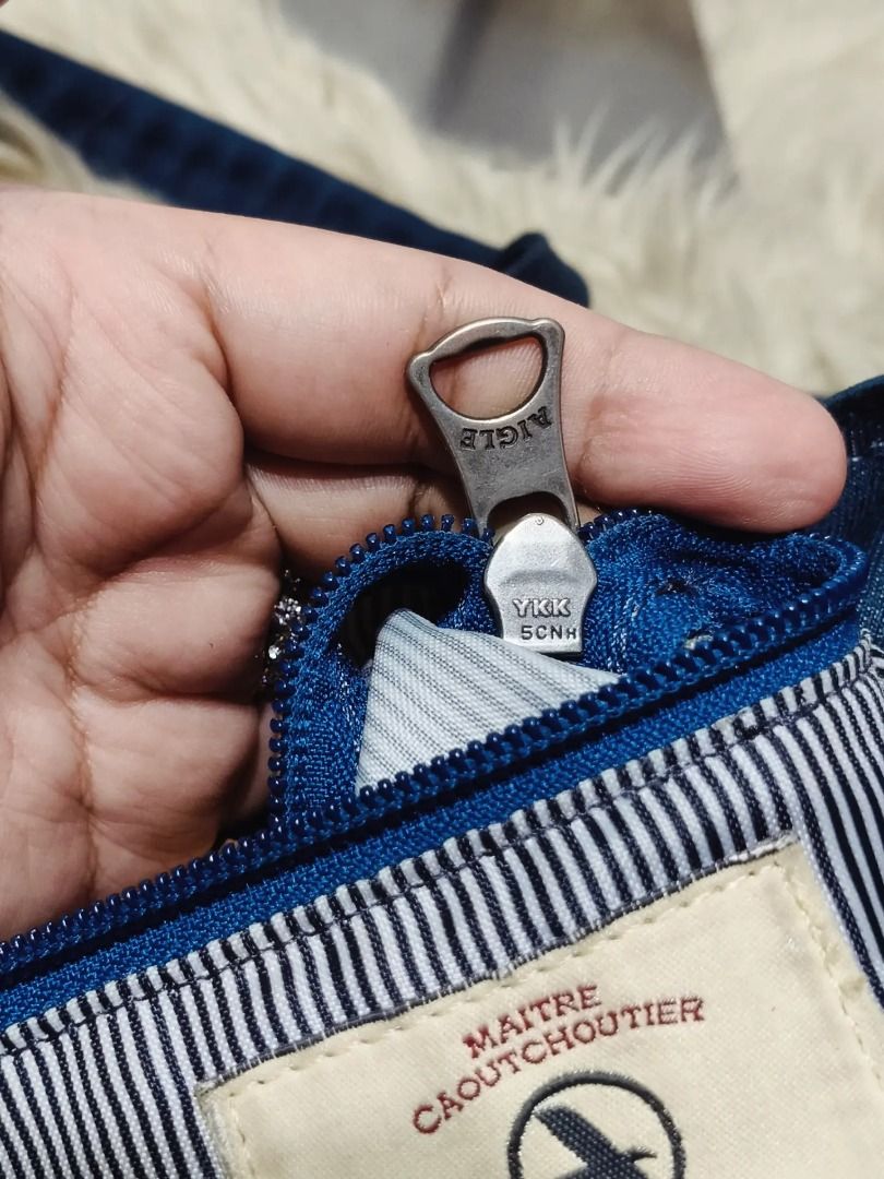 Original AIGLE Denim bag (Category: Shoulder Bags) located in Cabuyao City. Submitted by your____lux____shop (Listing ID 1470876357, Image 3). Description: Sale❗️Sale❗️Sale❗️ ₱1,899 Original AIGLE Almost new condition Denim XL Ykk zip Genuine leather trim 📌First to pay!.