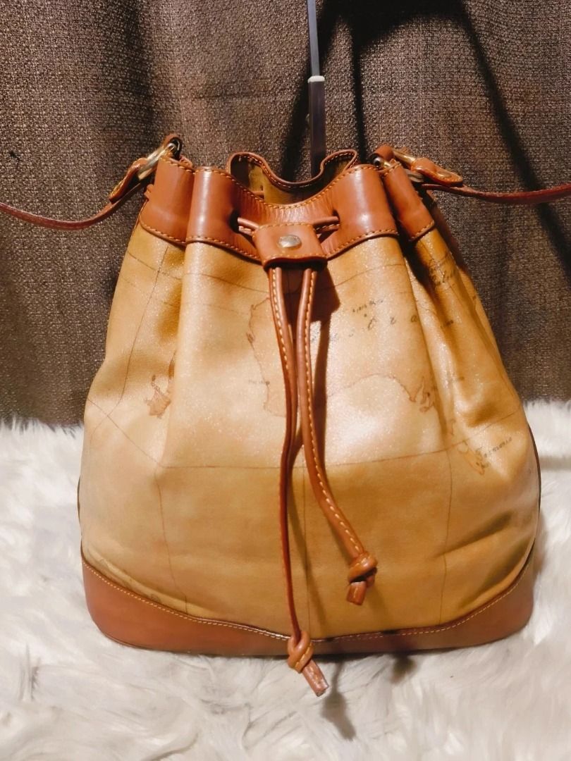 Original Alviero Martini (Category: Shoulder Bags) located in Cabuyao City. Submitted by your____lux____shop (Listing ID 1470874041, Image 2). Description: Sale❗Sale❗Sale❗ Original Alviero Martini VINTAGE Genuine leather trim w/ provided dustbag 📌First to pay.