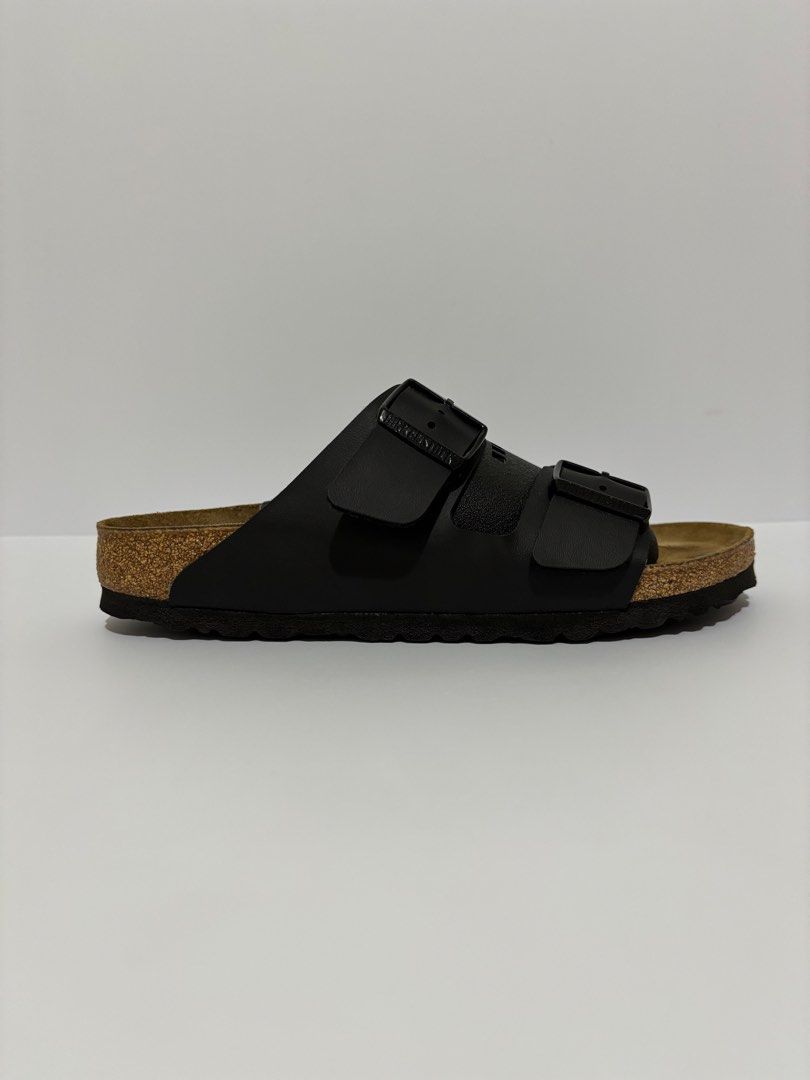 Original Birkenstock Arizona 💯 (Category: Flats & Sandals) located in Tarlac. Submitted by outsource.psg (Listing ID 1470818498, Image 1). Description: Original Birkenstock Arizona 💯 Size: 39 Like New (Maganda sa personal) MaII Price: P5,990 ❎ P2,250 + SF ✅ Dm Sure Buyer .