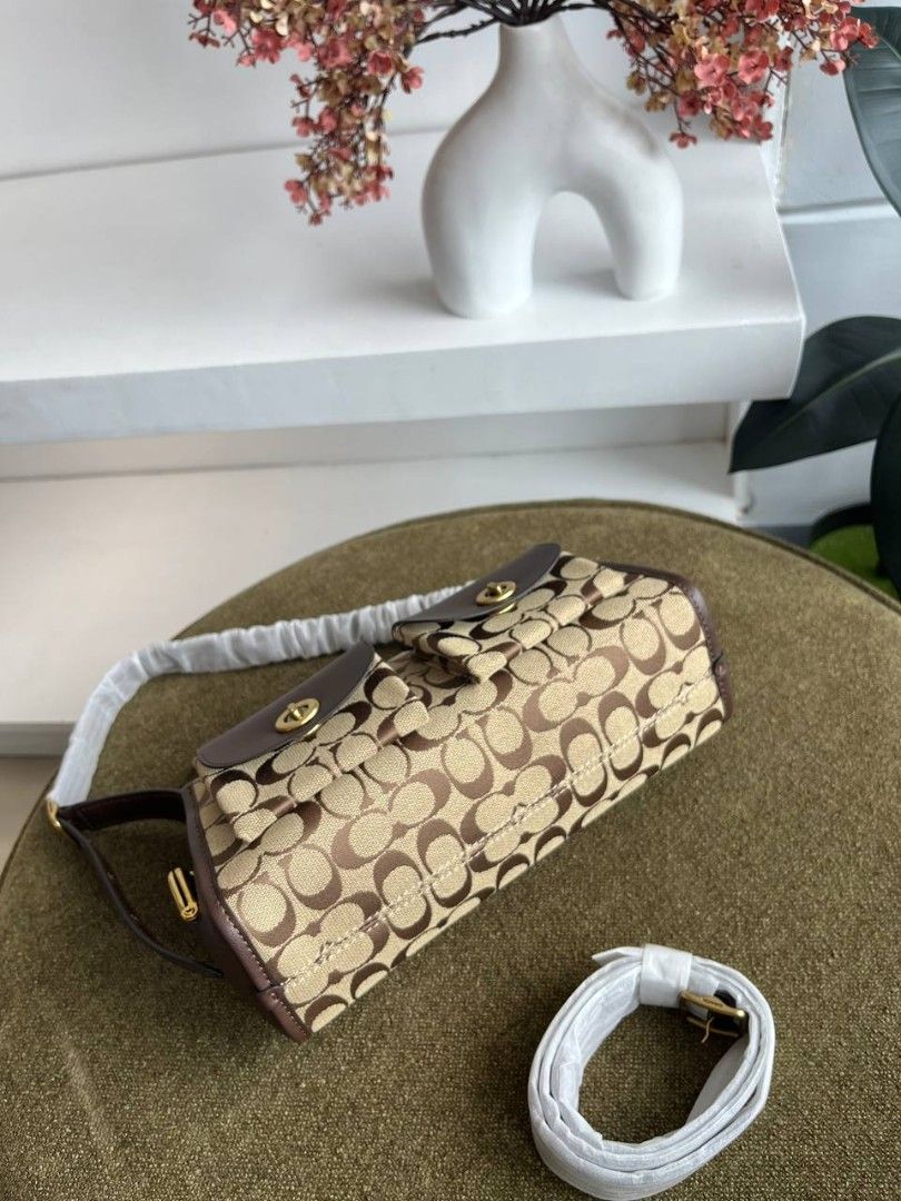 Original Coach Turnlock (Category: Shoulder Bags) located in Mandaluyong City. Submitted by modamuseph (Listing ID 1470882750, Image 3). Description: .