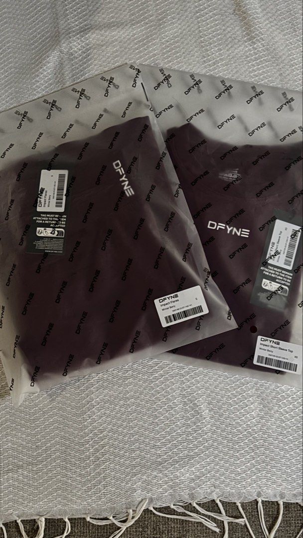 ORIGINAL DFYNE Impact flares in winterberry (Category: Activewear) located in Paranaque City. Submitted by mmacita (Listing ID 1470755604, Image 2). Description: Short sleeve top ₱1,699 (SOLD) Impact Flares ₱1,999 (AVAILABLE) Bnew never worn Includes pouch, Qr and tags ✨ 100% original.