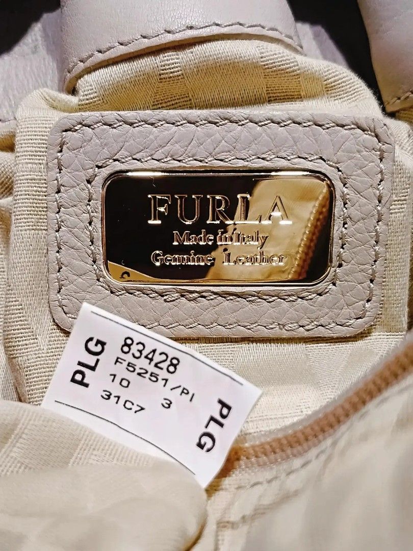 Original FURLA Python skin (Category: Shoulder Bags) located in Cabuyao City. Submitted by secondhand.shop.ph (Listing ID 1470809146, Image 2). Description: Sale❗️Sale❗️Sale❗️ ₱ 2,899 Original FURLA Like new Genuine python skin Medium-Large Provided sling strap 📌First to pay!.