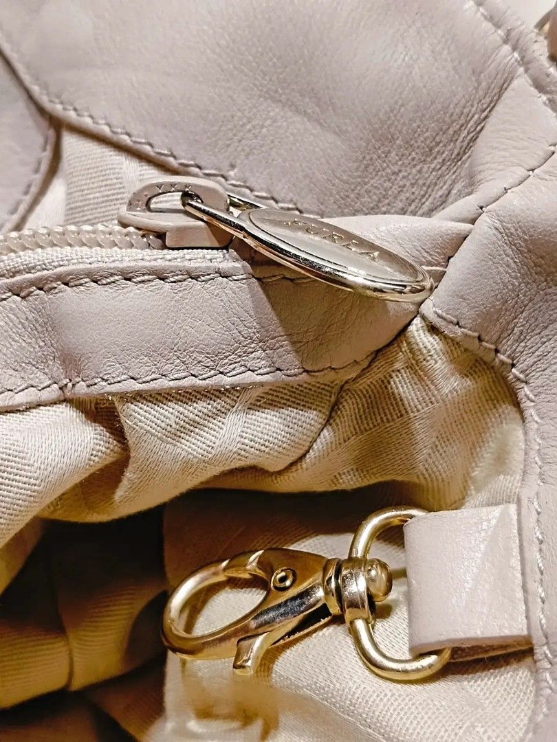 Original FURLA Python skin (Category: Shoulder Bags) located in Cabuyao City. Submitted by secondhand.shop.ph (Listing ID 1470809146, Image 3). Description: Sale❗️Sale❗️Sale❗️ ₱ 2,899 Original FURLA Like new Genuine python skin Medium-Large Provided sling strap 📌First to pay!.