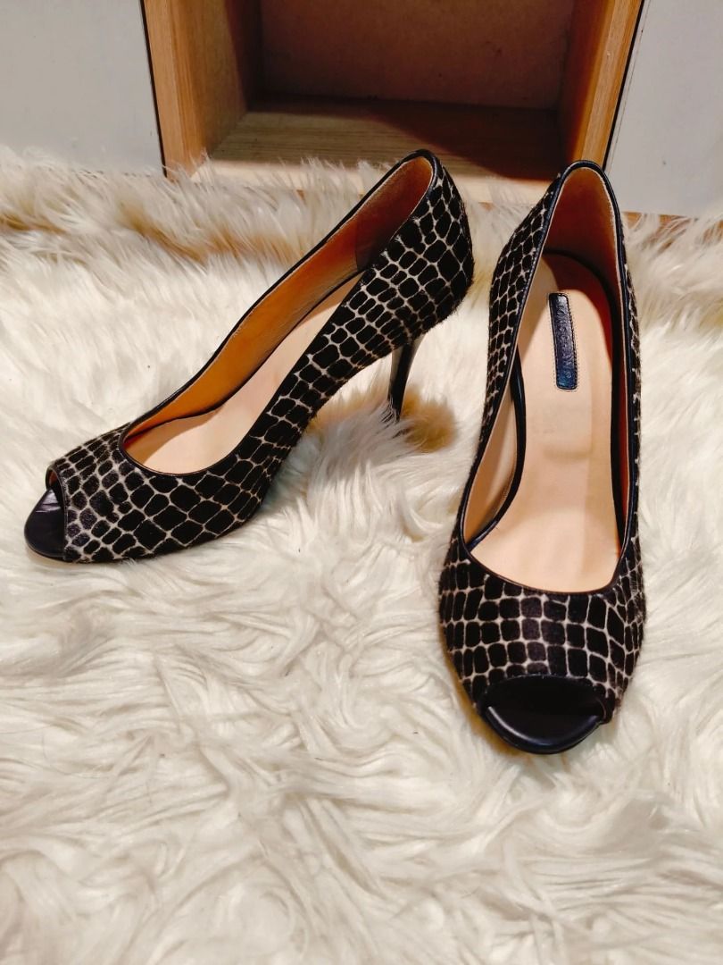 Original LONGCHAMP (Category: Heels) located in Cabuyao City. Submitted by your____lux____shop (Listing ID 1470883540, Image 2). Description: SALE‼️DIRECT MESSAGE ME‼️FIRST TO PAY ₱2,299 Original Longchamp Like new Size 37 Pure genuine leather flawless.