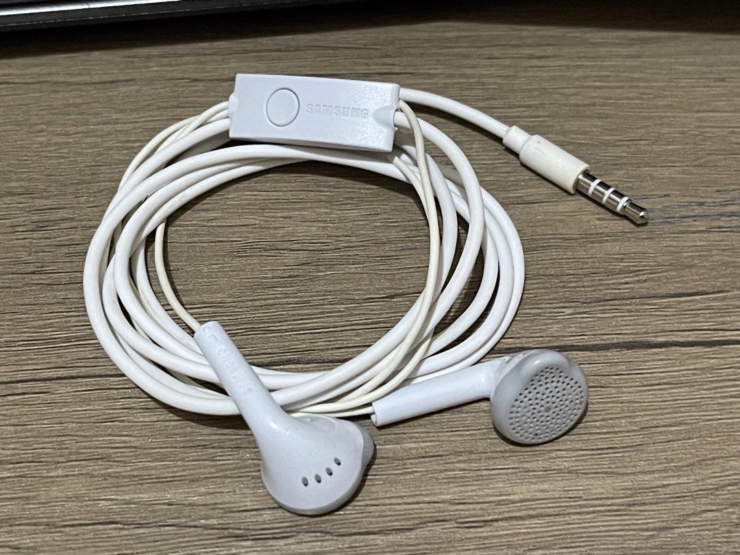 Original Samsung Earphones with mic (Category: Headphones & Headsets) located in Caloocan City. Submitted by red_rob (Listing ID 1470764057, Image 1). Description: Original Samsung Mobile Earphones From Japan 3.5mm With mic No volume control Everything is intact No performance issue maganda tunog balanse Suitable also for tablet walkman mp3 atbp Gagamitin na lang Unlitest on meetup or lalamove rider for assurance S. Caloocan.