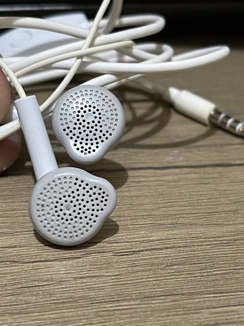Original Samsung Earphones with mic (Category: Headphones & Headsets) located in Caloocan City. Submitted by red_rob (Listing ID 1470764057, Image 3). Description: Original Samsung Mobile Earphones From Japan 3.5mm With mic No volume control Everything is intact No performance issue maganda tunog balanse Suitable also for tablet walkman mp3 atbp Gagamitin na lang Unlitest on meetup or lalamove rider for assurance S. Caloocan.