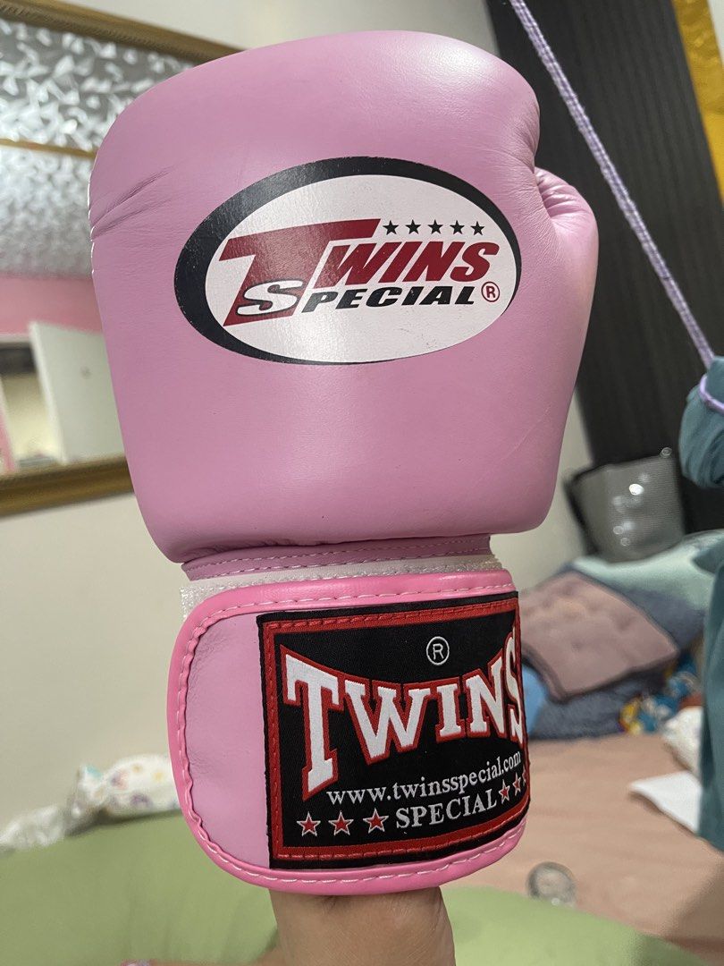 Original Twins Boxing gloves 10 oz (Category: Combat Sports) located in Cabiao. Submitted by imeon13 (Listing ID 1470827735, Image 2). Description: no issue like new.