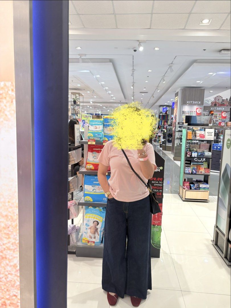 Overrun Z*r* Wide-leg Pants (Category: Jeans) located in Pasig City. Submitted by lovedbygwy (Listing ID 1470849906, Image 2). Description: - Color: Dark blue denim - Size: 27 - Rfs: runs big on me - used once - First photo from the seller, second photo ww.
