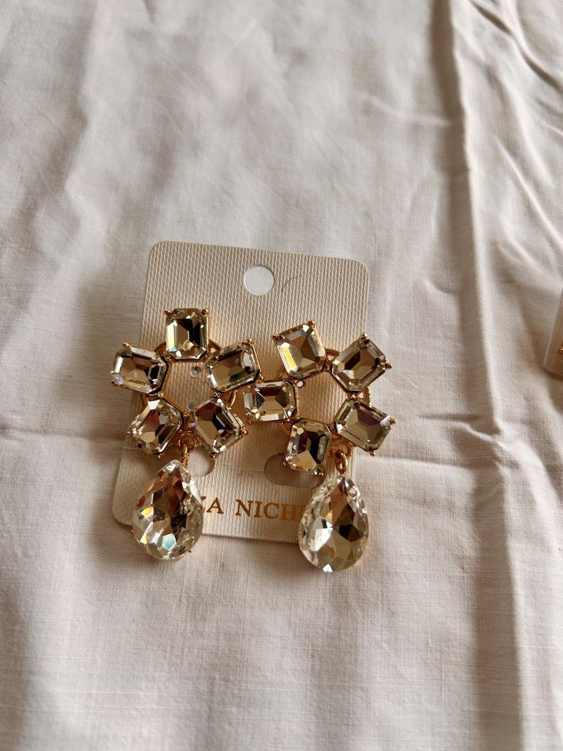 Pageant Gemstone Earrings (Category: Earrings) located in Pinamalayan. Submitted by _dragonfly (Listing ID 1470769397, Image 3). Description: 50 each White Gem ❌ .